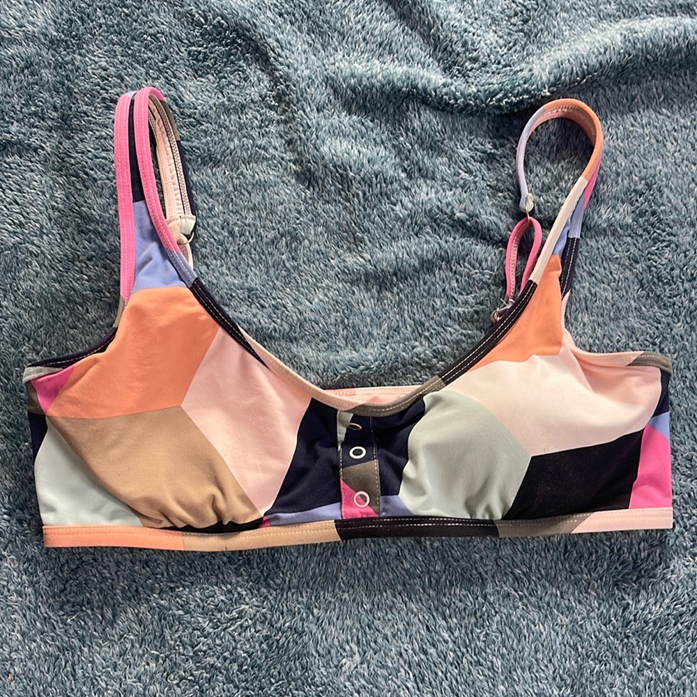 Carve Designs bikini top with pads and underwire. Size Medium